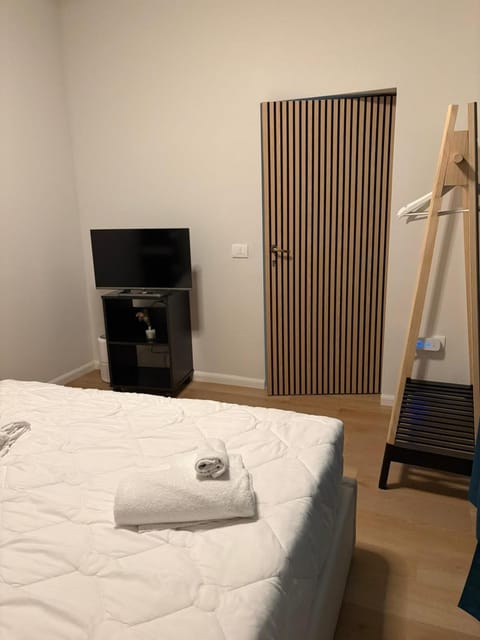 Bed, TV and multimedia, Bedroom