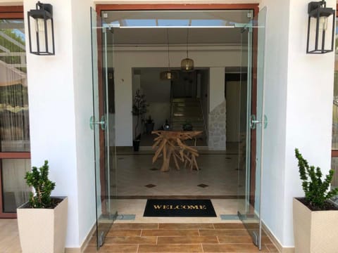 Facade/entrance