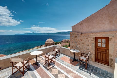 Balcony/Terrace, Area and facilities