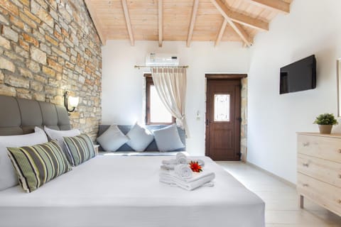 Bed, TV and multimedia, Seating area, Bedroom, towels