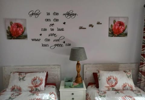 Photo of the whole room, Decorative detail