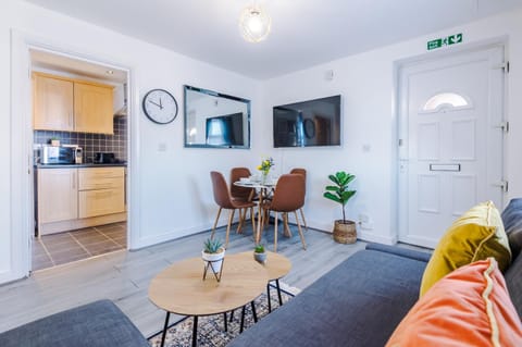 TV and multimedia, Living room, Seating area, Dining area