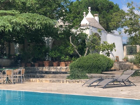 Property building, Facade/entrance, Day, Garden, Garden view, Pool view, Swimming pool, Swimming pool, sunbed