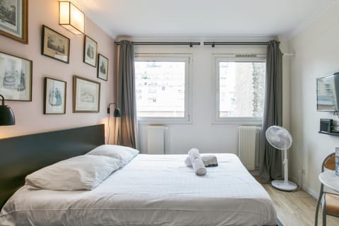 Bed, Living room, Photo of the whole room, fireplace, towels