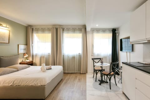 TV and multimedia, Photo of the whole room, Dining area, Bedroom