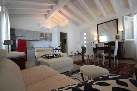 Bed, Kitchen or kitchenette, Living room, Seating area, Dining area