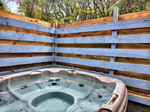 Day, Hot Tub, Seating area