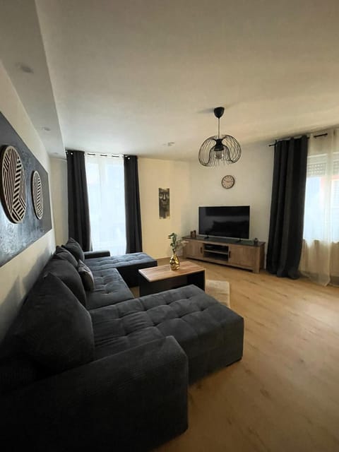 Communal lounge/ TV room, TV and multimedia, Living room, Seating area