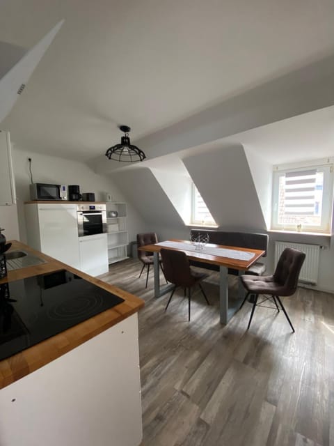 Kitchen or kitchenette, Dining area, stove