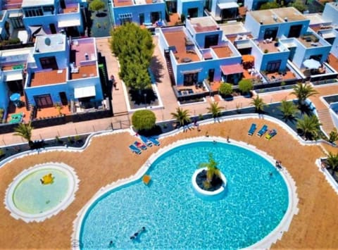 Bird's eye view, Swimming pool, Location, sunbed