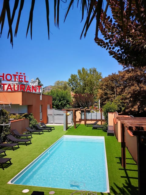 Swimming pool, sunbed