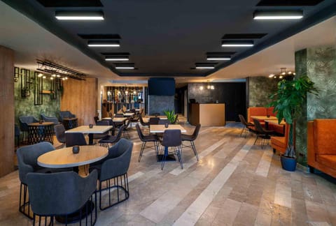 Restaurant/places to eat, Lounge or bar