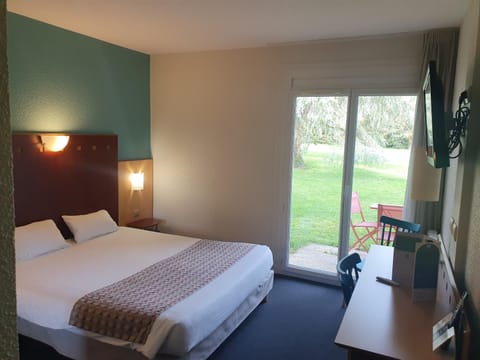 Bed, Bedroom, Garden view