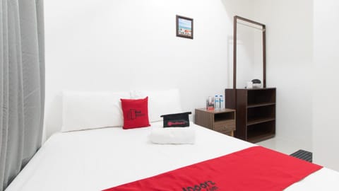 Photo of the whole room, Bedroom, towels