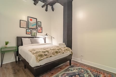 Ideal 3BR Business or Leisure Rental in Chicago Fully Stocked Kitchen & Fast Internet with Optional Parking Near Soldier Field, Grant Park & McCormick Place Apartment in South Loop