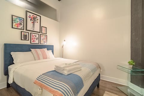 Ideal 3BR Business or Leisure Rental in Chicago Fully Stocked Kitchen & Fast Internet with Optional Parking Near Soldier Field, Grant Park & McCormick Place Apartment in South Loop