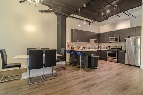Ideal 3BR Business or Leisure Rental in Chicago Fully Stocked Kitchen & Fast Internet with Optional Parking Near Soldier Field, Grant Park & McCormick Place Apartment in South Loop