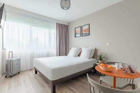 Bed, Seating area, Dining area, Bedroom