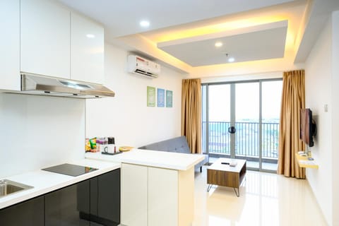 TV and multimedia, Kitchen or kitchenette, Living room, Seating area, Dining area