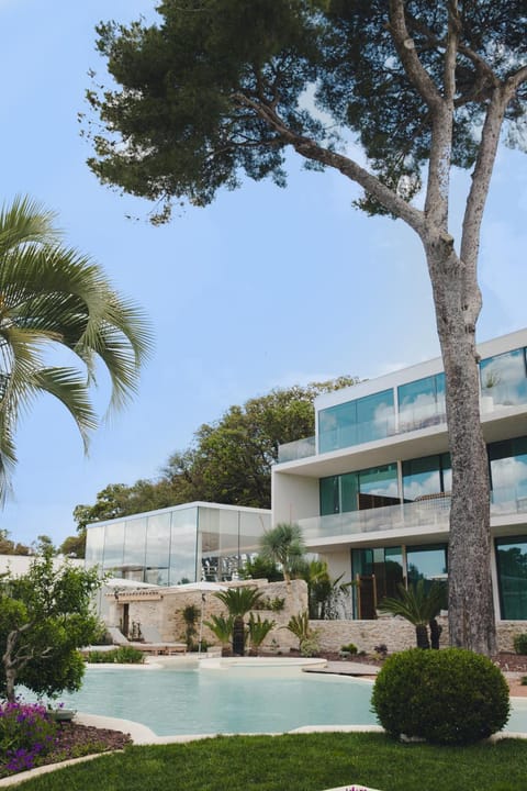 Property building, Garden view, Pool view, Swimming pool