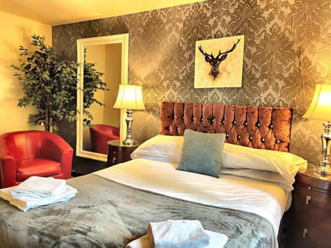 Bed, Hot Tub, Hot Tub, Photo of the whole room, Bedroom, towels