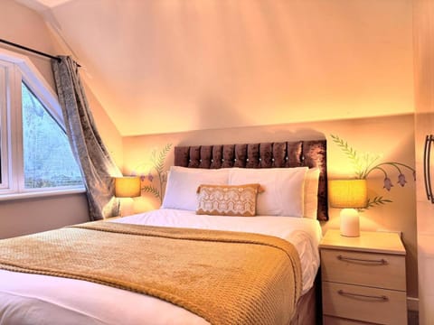 BlueBell 16-Hot Tub-Woodland Lodges-Pembrokeshire Chalet in Wales