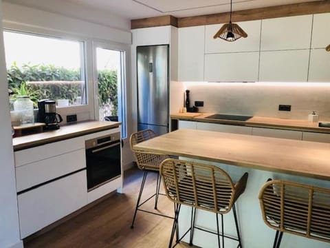 Kitchen or kitchenette, Dining area, oven, stove