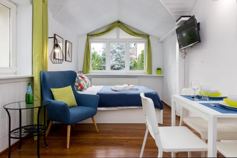 Bed, TV and multimedia, Living room