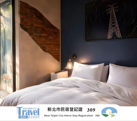 Bed, Bedroom, On site, Text overlay