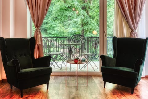 View (from property/room), Balcony/Terrace, Living room, Seating area