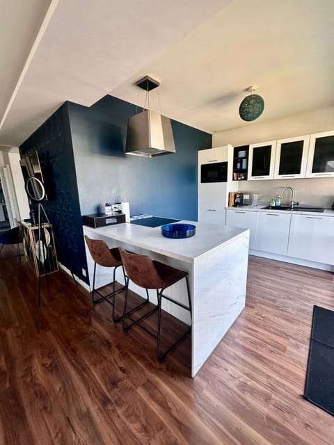 Kitchen or kitchenette, Dining area, stove