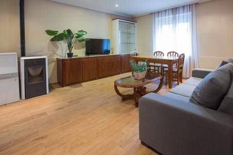 Communal lounge/ TV room, TV and multimedia, Living room, Seating area