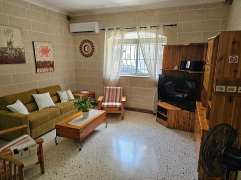 TV and multimedia, Living room, Seating area, air conditioner