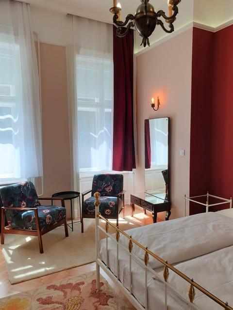 Bed, Photo of the whole room, Seating area, Bedroom