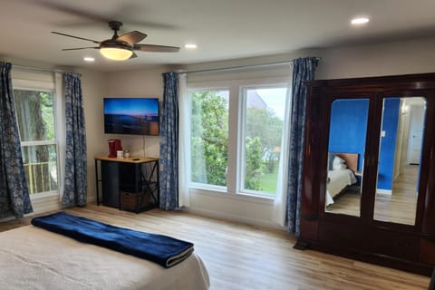 Bed, TV and multimedia, Photo of the whole room, Bedroom