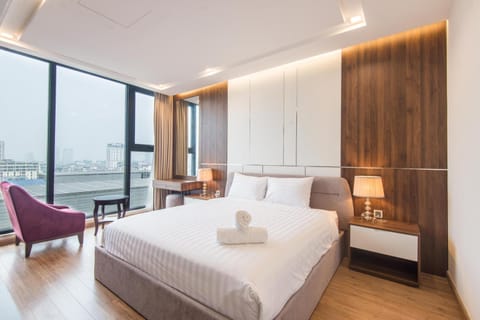 Bed, Living room, Photo of the whole room, Seating area, Bedroom, towels
