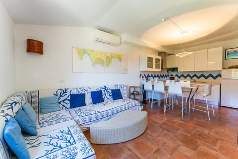 Kitchen or kitchenette, Living room, Seating area, Dining area, air conditioner