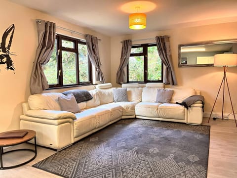 PrancingHare Lodge-Woodland Lodges-Pembrokshire Chalet in Wales