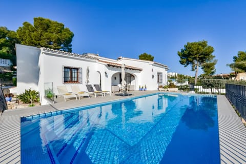 Property building, Swimming pool, sunbed