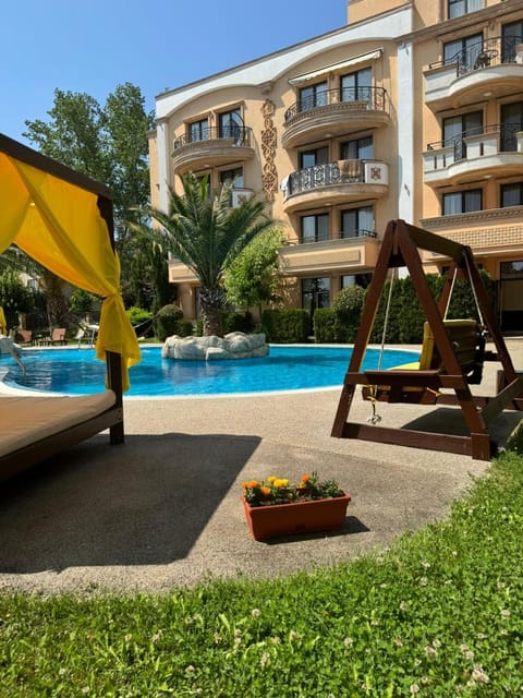 Property building, Day, Garden, Garden view, Pool view, Swimming pool, sunbed