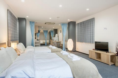 Bed, TV and multimedia, Photo of the whole room, Seating area, Bedroom