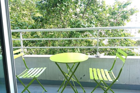 7 min Walk Metro Line 1-Charras La Defense Apartment in Puteaux