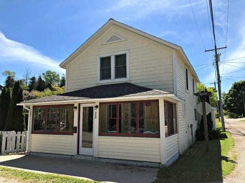UP Cottage House in Saint Ignace