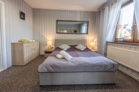Bedroom, Mountain view, towels