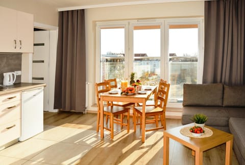 Communal lounge/ TV room, Kitchen or kitchenette, Food and drinks, Dining area