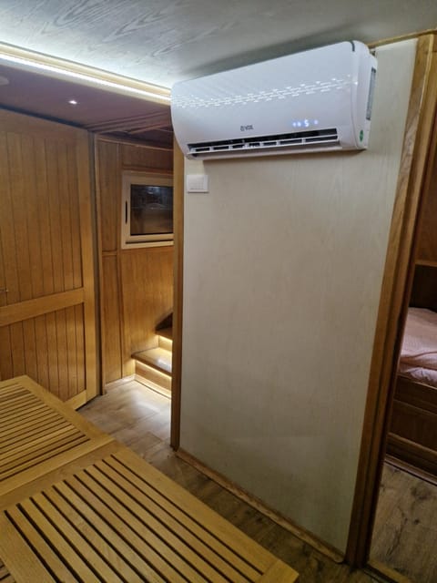 Free Room Boat Apartment Docked boat in Belgrade