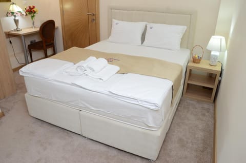 Photo of the whole room, Bedroom, towels