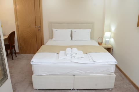 Photo of the whole room, Bedroom, towels