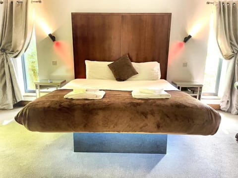 BlueStone-Hot Tub-Woodlandlodges-Pembrokeshire-Tenby Chalet in Wales