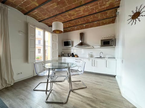Kitchen or kitchenette, Dining area, stove